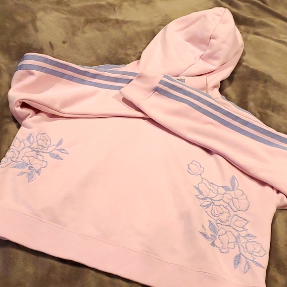 💥MOVING SALE💥 EVERYTHING MUST GO ❤️‍🔥 RARE Adidas floral embroidered hoodie - Picture 4 of 6